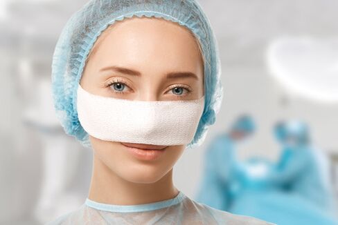 Vendaxe fixada no nariz durante a rehabilitación despois da rinoplastia